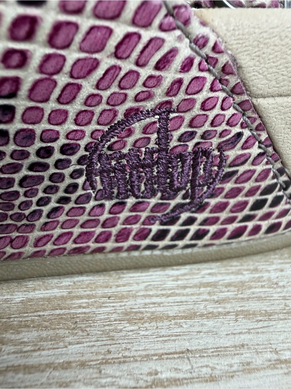 FitFlop sandals in a multicolored snake print with a T-strap design size 7 - Picture 9 of 12